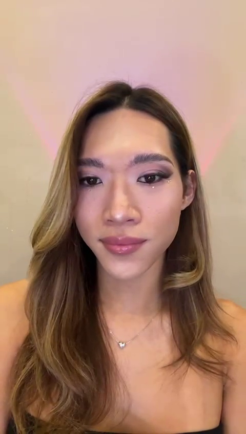 Best foundation makeup for acne prone skin - Maddie showing foundation result