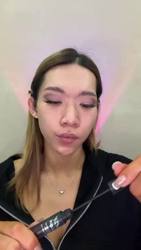 Maddie demonstrating CLIO Kill Lash Superproof mascara