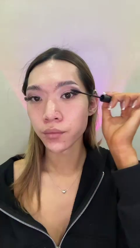 Maddie applying CLIO Kill Lash Superproof mascara