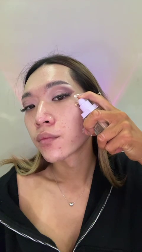 Maddie applying foundation for oily skin